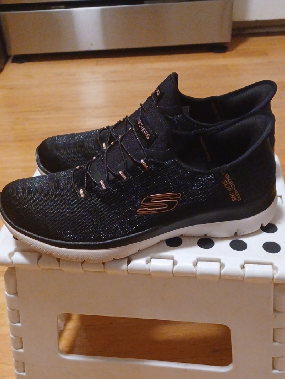 Skechers Women's Black Knit Slip-On Shoes Sneakers Shimmer Rose Gold Logo - Picture 1 of 12
